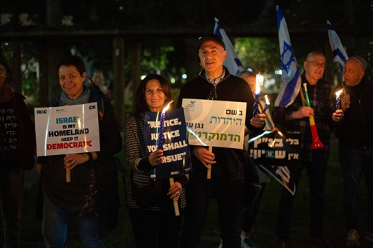 people protesting to support democracy in Israel